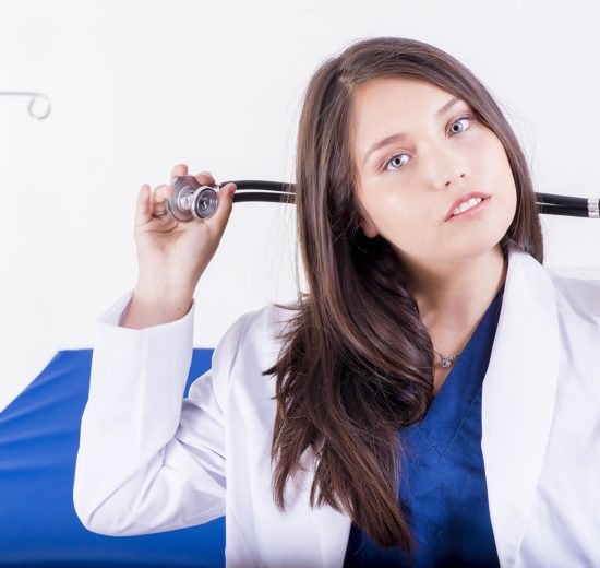 Dermatolog ze Świecia przyjmujący prywatnie i trzymający w ręku stetoskop
